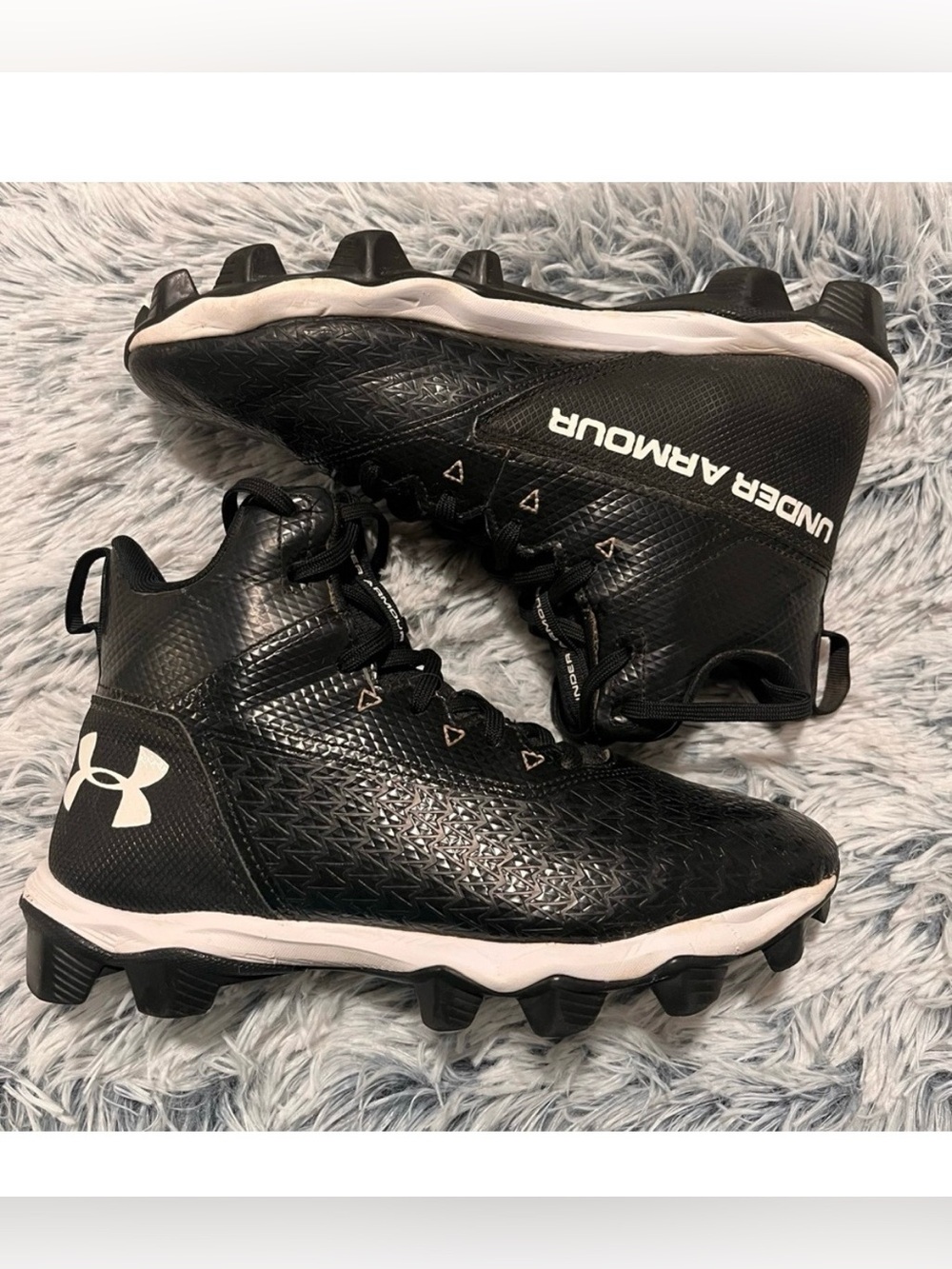 Boys Under Armour Cleats - Size 5